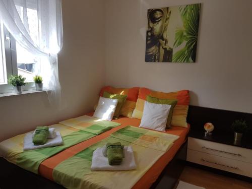 1 Schlafzimmer mit 2 Einzelbetten und Handtüchern in der Unterkunft Apartments Hausmann in Novalja