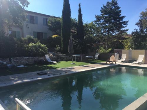 a swimming pool in the yard of a house at La chênaie in Saint-Restitut