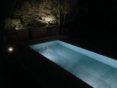 - une piscine dans l'obscurité la nuit dans l'établissement La chênaie, à Saint-Restitut