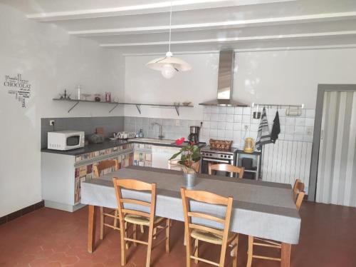 Kuchyň nebo kuchyňský kout v ubytování gite chez l'oncle jules