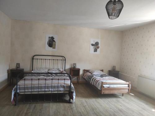 2 Betten in einem Zimmer mit 2 Betten sidx sidx sidx sidx in der Unterkunft gite chez l'oncle jules in Velesmes
