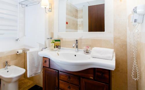 ห้องน้ำของ International Bucharest City Centre Hotel