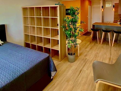 - une chambre avec un lit, un bureau et une table dans l'établissement Studio apartment F&J, à Sveti Filip i Jakov