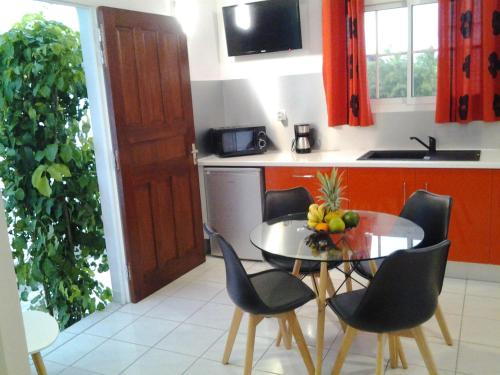 Chaleureuse maison au Moule avec piscine partagée