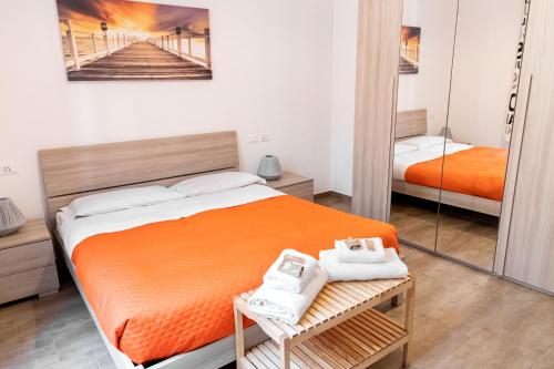 - une chambre avec un lit et un miroir dans l'établissement Sannio Deluxe Apartment - San Giovanni, à Rome