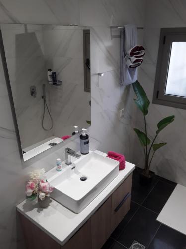 Ванна кімната в Near the airport Kiriaki's House