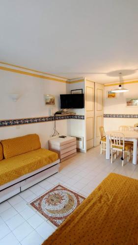 un salon avec un canapé et une table dans l'établissement GLORIADALI’, à Antibes