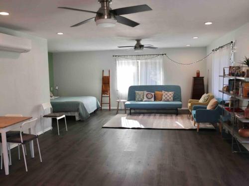 Private studio sleeps 4 near Yosemite with AC and kitchen