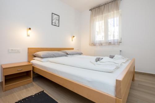 Postel nebo postele na pokoji v ubytování Apartmants Bogdanic Krk II