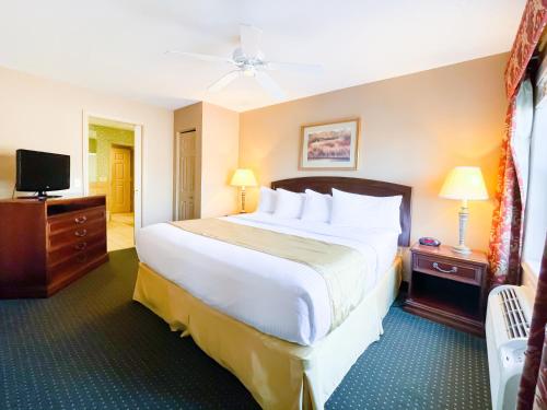 سرير أو أسرّة في غرفة في Split Rock Resort