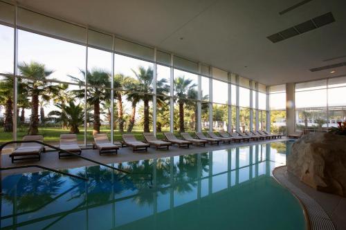 - une piscine avec des chaises longues dans un bâtiment dans l'établissement Amadria Park Camping Sibenik Mobile Homes, à Šibenik