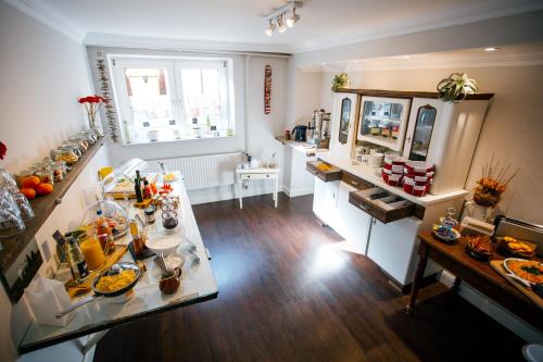 博尔库姆Pension Mai-Scholle的厨房里，桌子上摆满了食物。