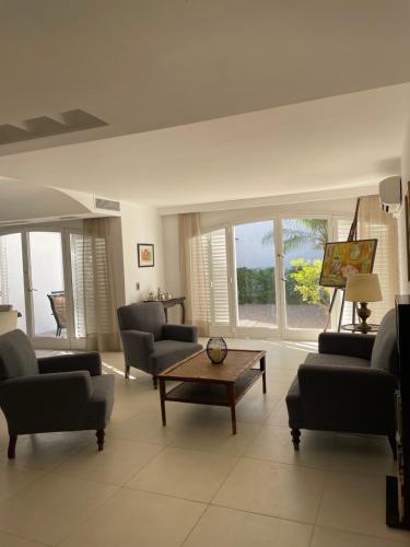 uma sala de estar com sofás e uma mesa de centro em Arístides Lodge em Mendoza