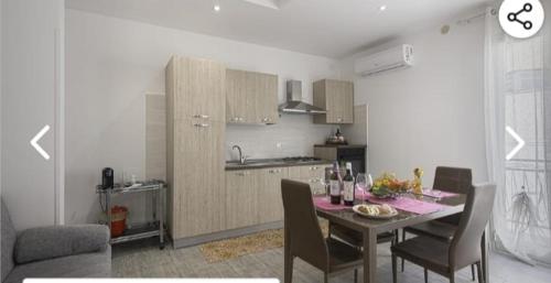 A kitchen or kitchenette at Appartamento solare