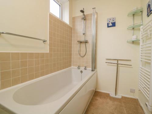 大德里菲爾德的住宿－The Granary，设有带浴缸和淋浴的浴室。