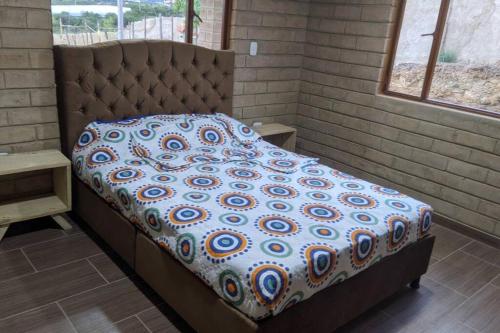 een bed in een hoek van een kamer bij Los Lagos in Sutamarchán