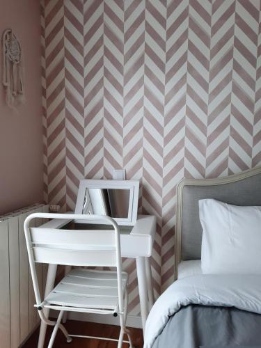 Una cama o camas en una habitación de Smiling Places - Guest House in Labruge