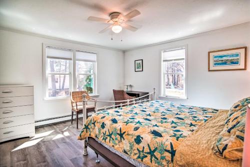Katil atau katil-katil dalam bilik di Cape Cod Escape about 2 Mi To Beaches and Dining!