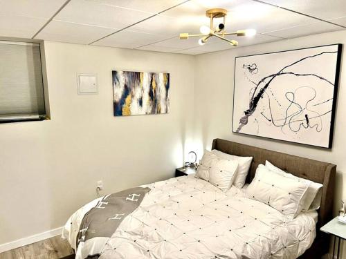Luxury and cozy 1 Bed Condo in the heart of Providence tesisinde bir odada yatak veya yataklar