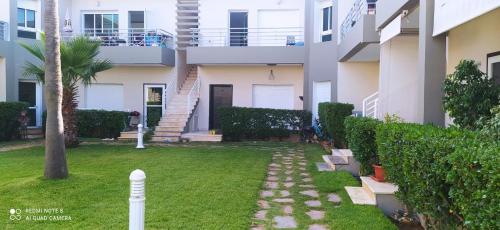 Um jardim em Appartement avec piscine a Dreamland Sidi Rahal