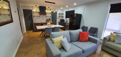 O bucătărie sau chicinetă la Flamingo Rentals - Modern 2-bed unit with BBQ & SPA ideal for holiday and business travel