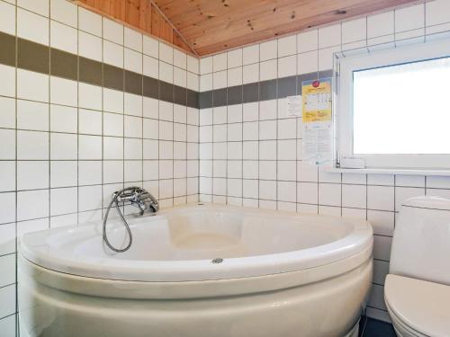 Ålbækにある8 person holiday home in lb kのバスルーム(バスタブ、トイレ付)