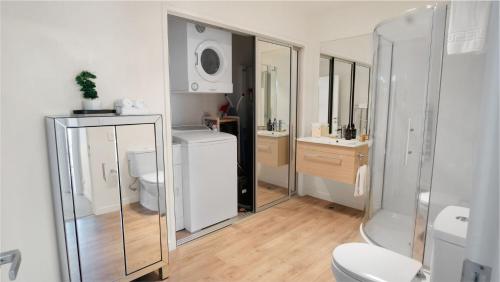 een badkamer met een douche, een toilet en een wastafel bij Whakatipu Bliss in Queenstown