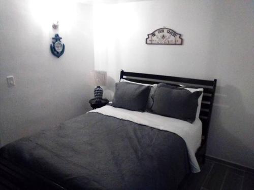 ein Schlafzimmer mit einem Bett und einer Uhr an der Wand in der Unterkunft Cozy suite at coco Beach , not pets in Rio Grande