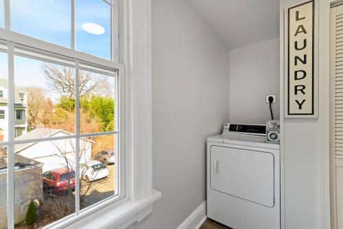 Galeriebild der Unterkunft Orange Oasis in the Heart of East Rock with FREE parking near DT and Yale in New Haven