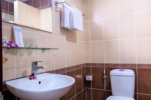 bagno con lavandino bianco e servizi igienici di Phong Lan 2 Hotel ad Ho Chi Minh