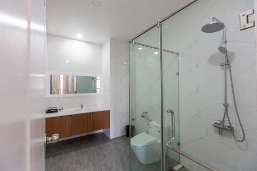 Kylpyhuone majoituspaikassa Hoang Hung Hotel
