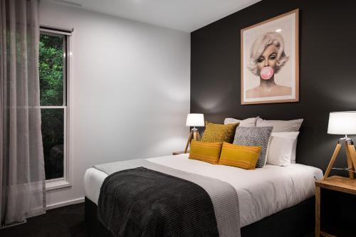 戴尔斯福特Vue Lake Daylesford Studio的一间带大床和窗户的卧室