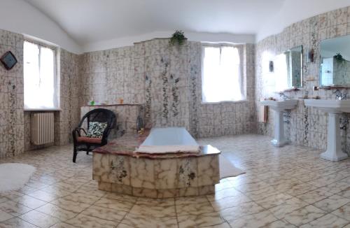um quarto grande com uma mesa e dois lavatórios em Villa Regina Elena Vittoria em Porcari