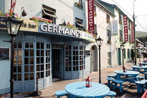 un grupo de mesas frente a un restaurante en Germaines Hotel, en Baltinglass