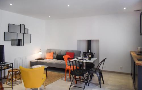 Χώρος καθιστικού στο 1 Bedroom Stunning Home In Ploubazlanec