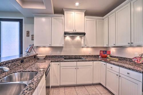 Η κουζίνα ή μικρή κουζίνα στο Pool Access, Views Scottsdale Serenity Condo!
