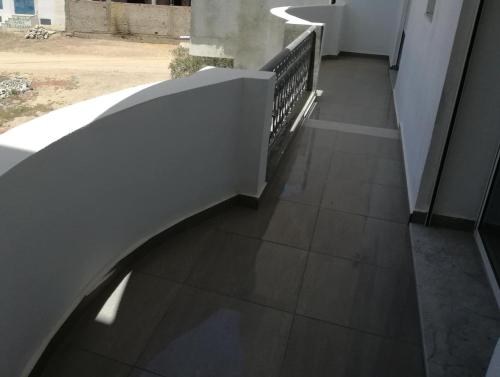 un couloir d'un bâtiment avec une balustrade blanche dans l'établissement s 2 1 km from the beach mansoura kelibia, à Kelibia