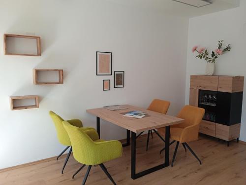 una sala da pranzo con tavolo e sedie di Apartment Himmelreich 29 a Plaus