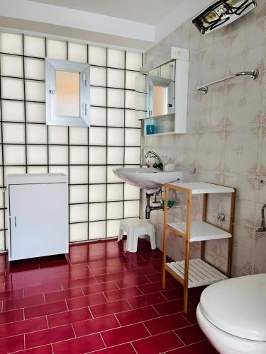 a bathroom with a sink and a toilet at Relax sul Lago Maggiore, pool&sauna in Muralto