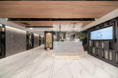 eine Darstellung der Lobby eines Gebäudes in der Unterkunft Aspira Parc Sukhumvit 22 in Bangkok