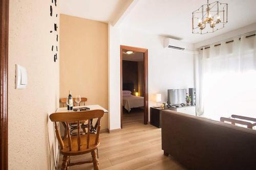 COSY 3 BED APT 200m FROM BEACH WiFi
