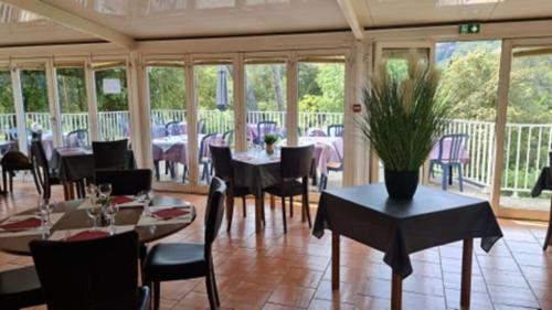 Un restaurante o sitio para comer en Le Relais Des Lavandins