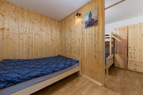 Un pat sau paturi într-o cameră la Apartma Valsar Rogla
