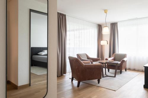 - un salon avec un miroir et une chambre dans l'établissement Senevita Ahornpark, à Bätterkinden