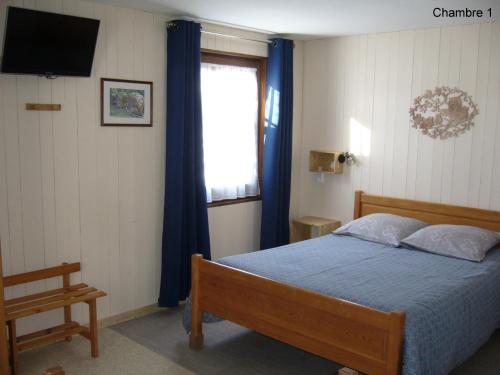 A bed or beds in a room at HOTEL Auberge du grand Git