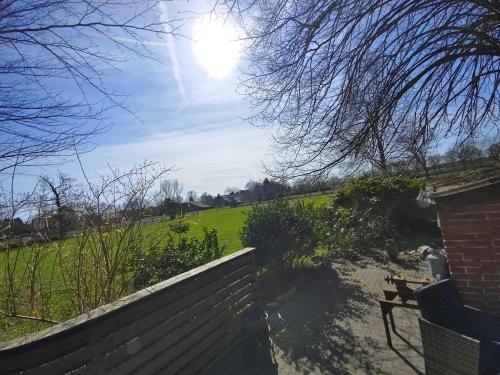 a view of a field with the sun in the sky at Ferienhäuschen Alte Schmiede, 35647 in Uplengen
