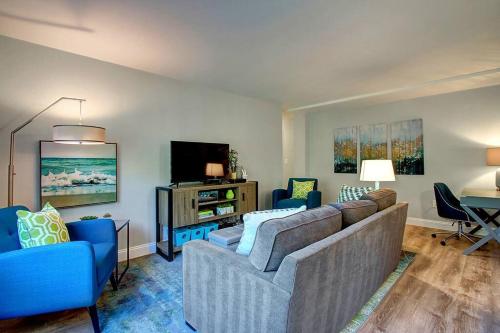 a living room with a couch and a tv at Modern Coastal Downtown, King bed, Work Desk, Kitchen in Seattle