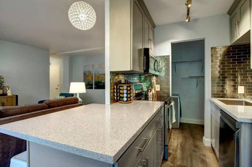 Modern Coastal Downtown, King bed, Work Desk, Kitchen_3