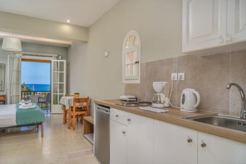 A kitchen or kitchenette at Porto Giardino Apartments