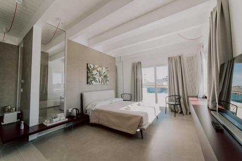 A bed or beds in a room at Suite Donna Edwige by MONHOLIDAY